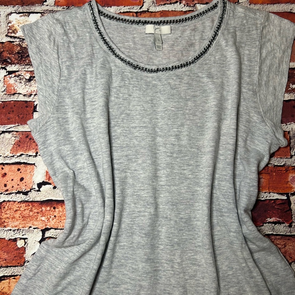 Gray Tee with Metal Chain Neckline Size Small - Picture 2 of 6